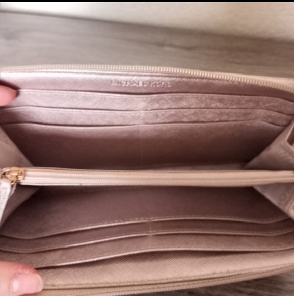 Michael kors gold wallet - Picture 4 of 13